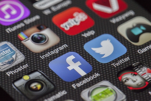 Comment les médias sociaux améliorent la communication